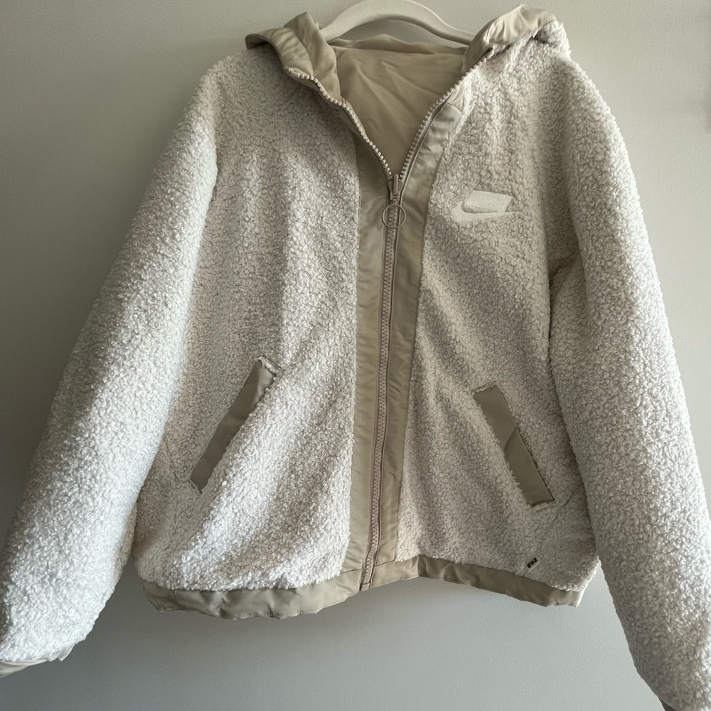 Nike Sportswear medium Reversible Sherpa Jacket beige/white. - Picture 3 of 3